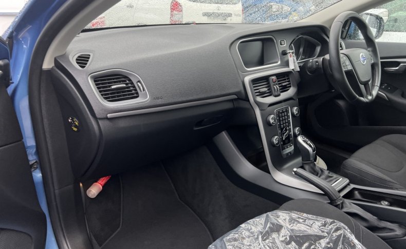 VOLVO V40 T3 2015