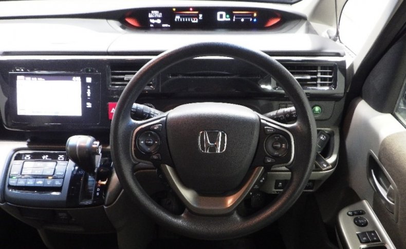 HONDA STEPWGN 4WD G 7seats 2015