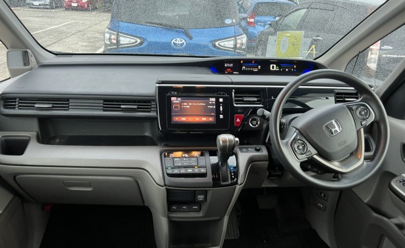 HONDA STEPWGN 4WD G 7seats 2015