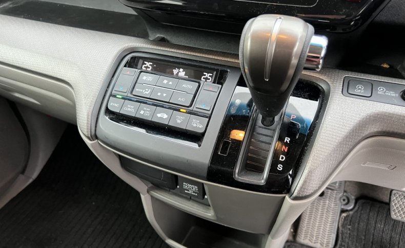 HONDA STEPWGN 4WD G 7seats 2015