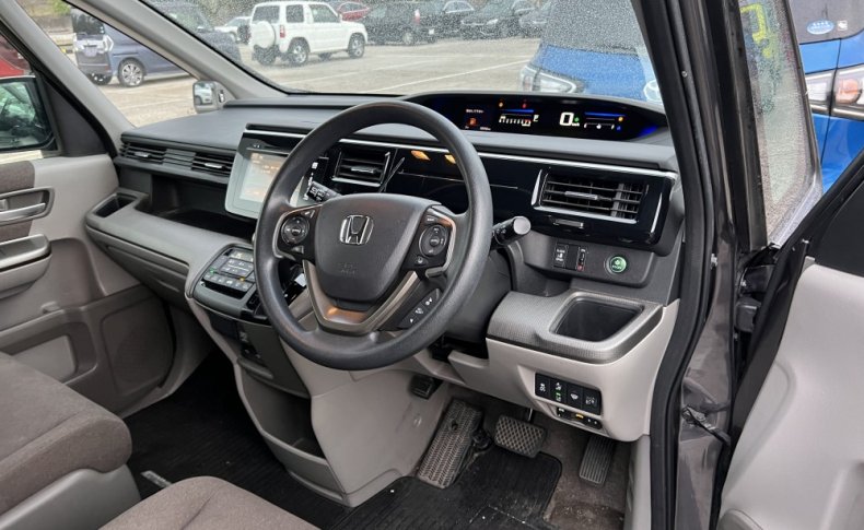 HONDA STEPWGN 4WD G 7seats 2015