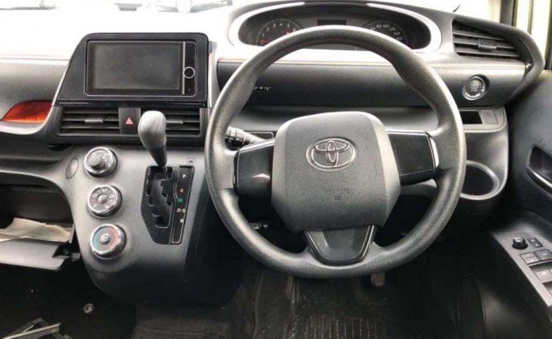 TOYOTA SIENTA X 2015