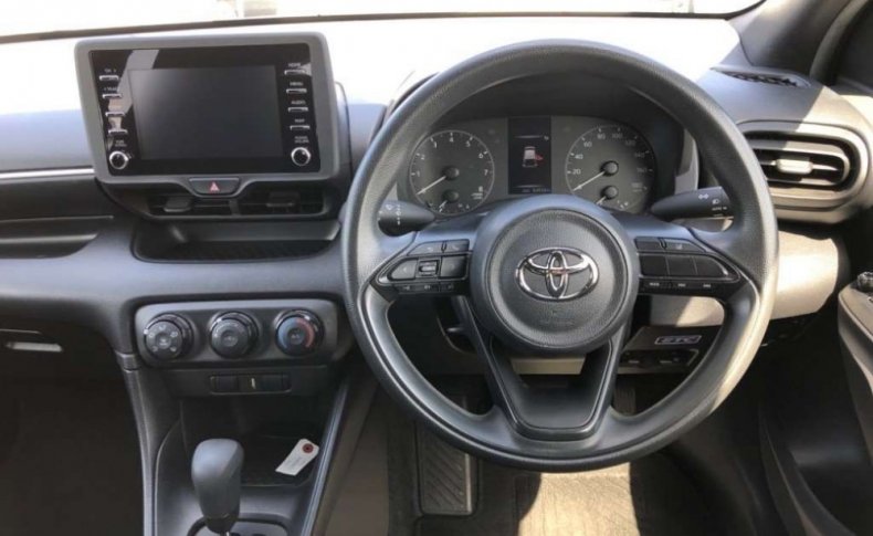 TOYOTA YARIS X 2020