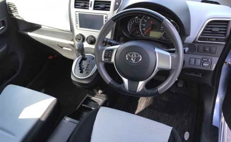 TOYOTA RACTIS  2010