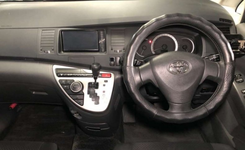 TOYOTA ISIS Platana 2011