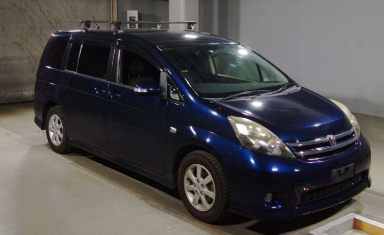 TOYOTA ISIS Platana 2011