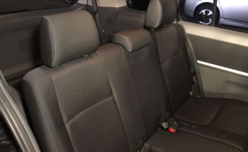 TOYOTA ISIS Platana 2011