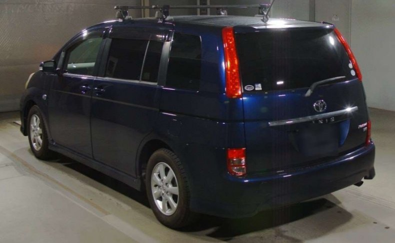 TOYOTA ISIS Platana 2011