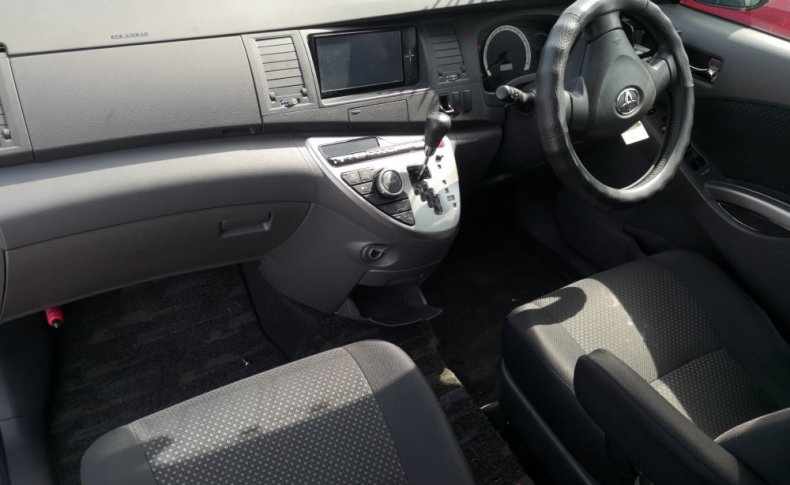 TOYOTA ISIS Platana 2011