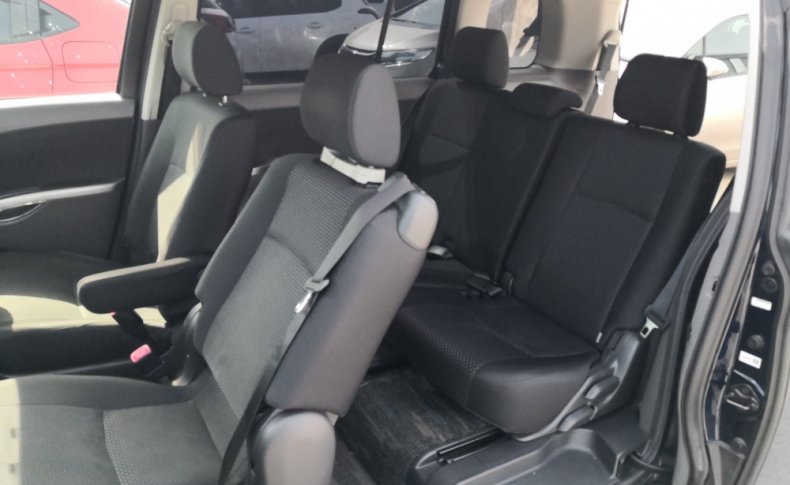 TOYOTA ISIS Platana 2011