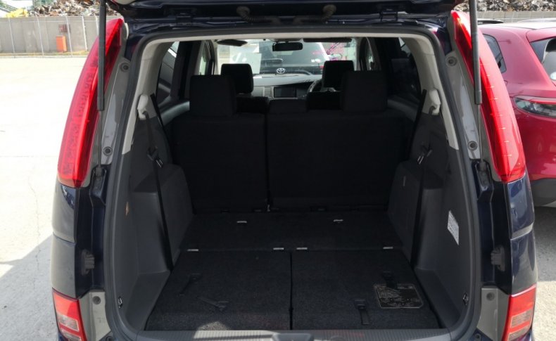 TOYOTA ISIS Platana 2011