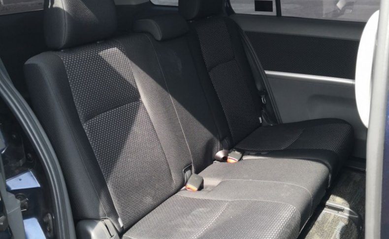 TOYOTA ISIS Platana 2011
