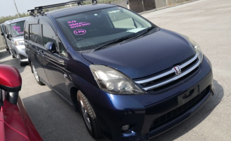 TOYOTA ISIS Platana 2011