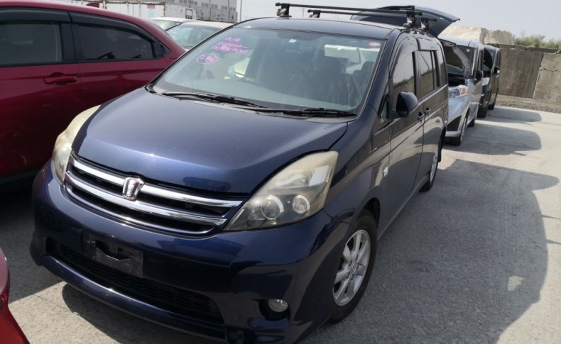 TOYOTA ISIS Platana 2011