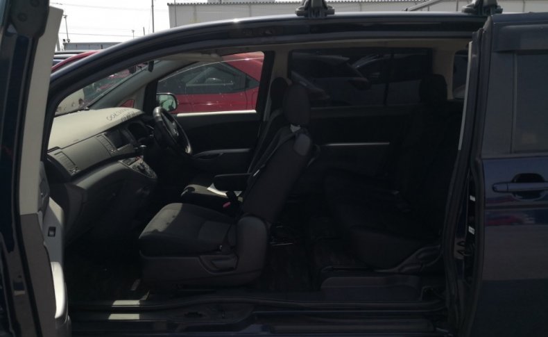 TOYOTA ISIS Platana 2011