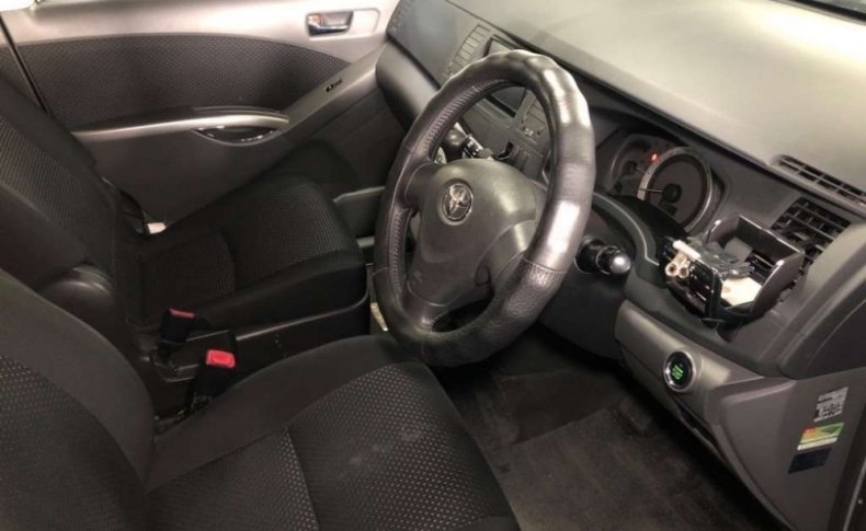 TOYOTA ISIS Platana 2011