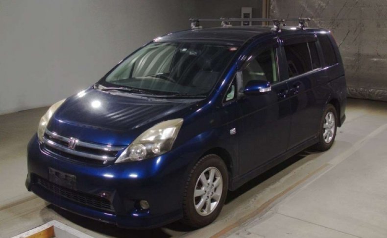 TOYOTA ISIS Platana 2011