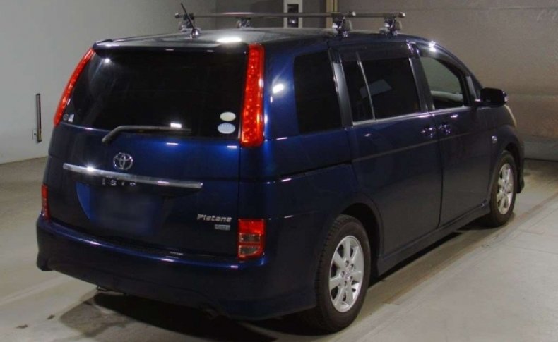 TOYOTA ISIS Platana 2011