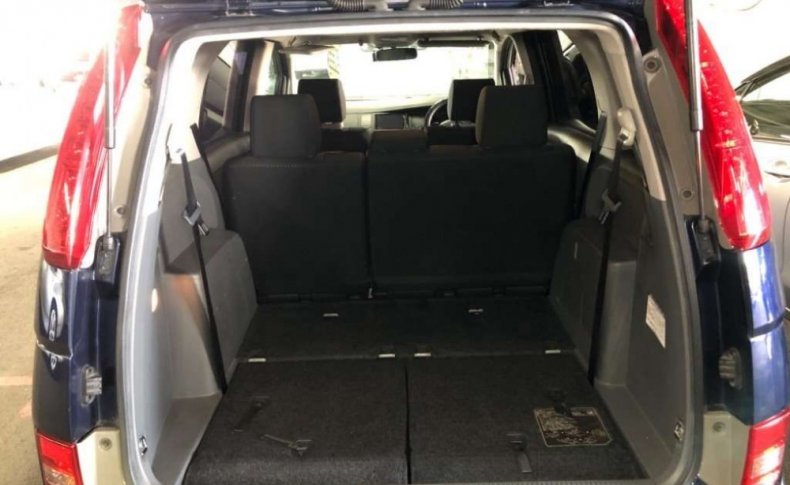 TOYOTA ISIS Platana 2011
