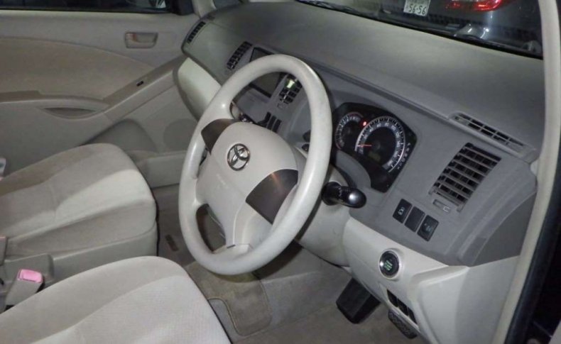 TOYOTA ISIS  2011