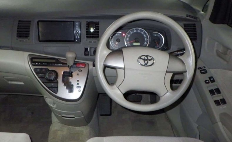 TOYOTA ISIS  2011