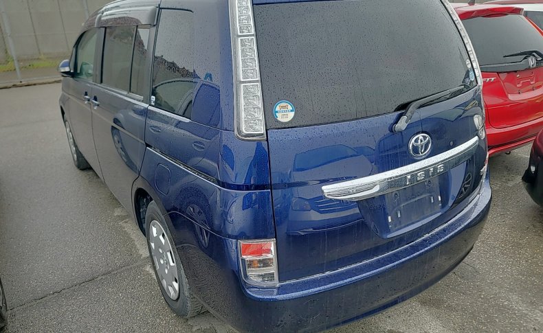 TOYOTA ISIS  2011