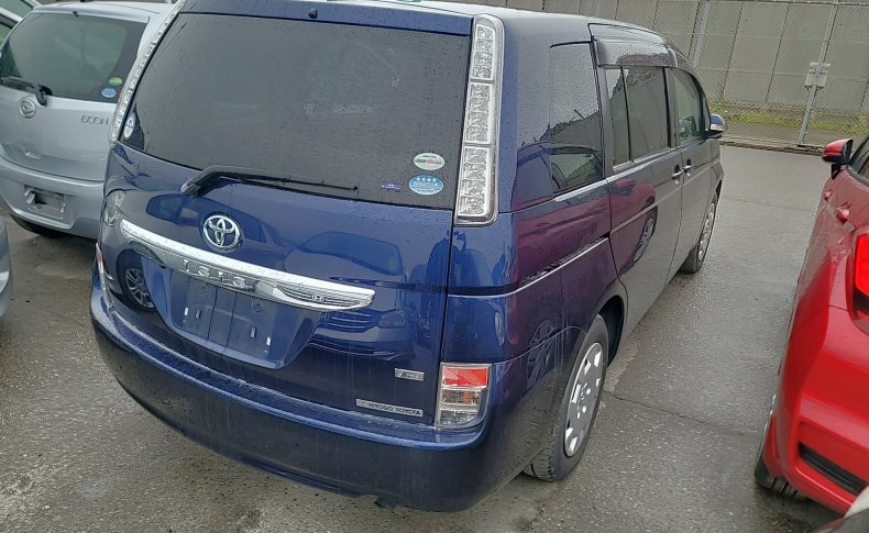 TOYOTA ISIS  2011