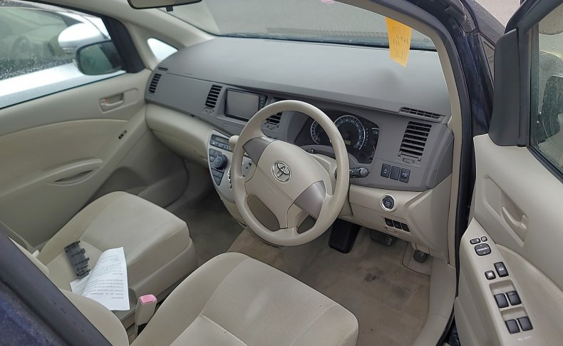 TOYOTA ISIS  2011
