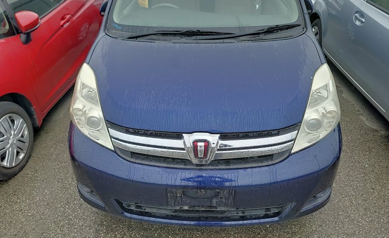 TOYOTA ISIS  2011