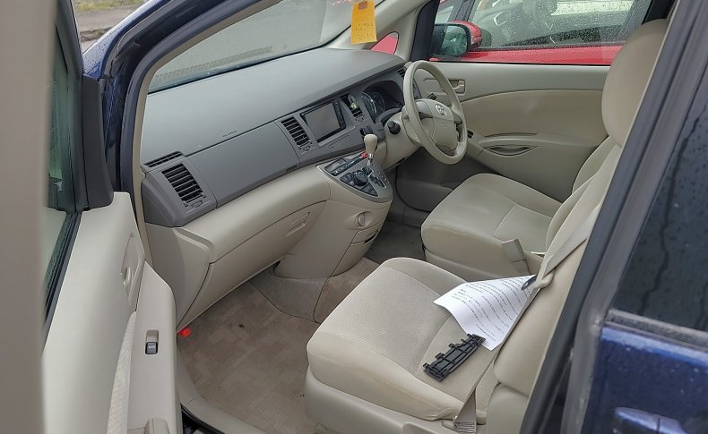 TOYOTA ISIS  2011
