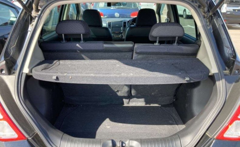 NISSAN TIIDA 15M SV Plus 2011