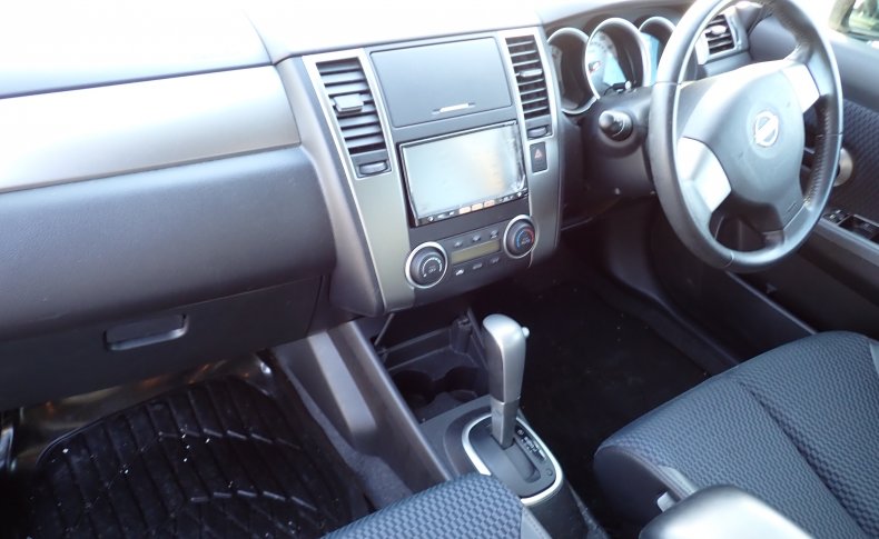 NISSAN TIIDA 15M SV Plus 2011