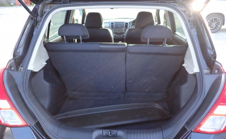NISSAN TIIDA 15M SV Plus 2011