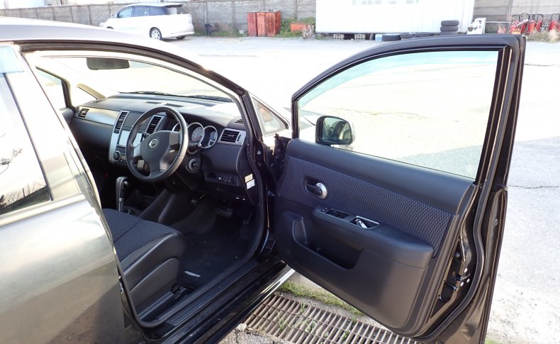 NISSAN TIIDA 15M SV Plus 2011