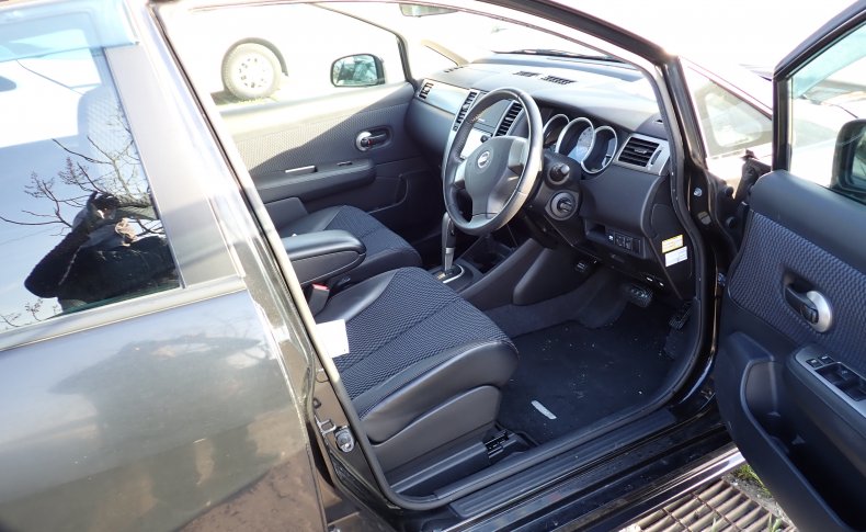 NISSAN TIIDA 15M SV Plus 2011