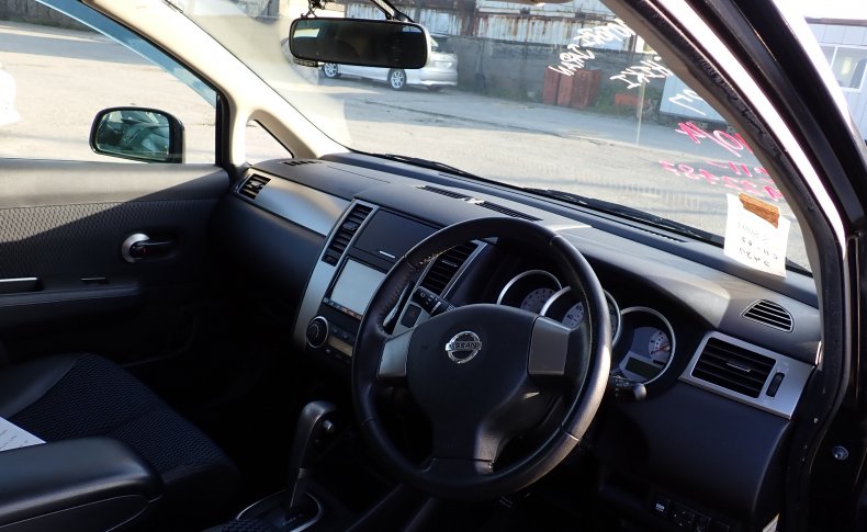 NISSAN TIIDA 15M SV Plus 2011