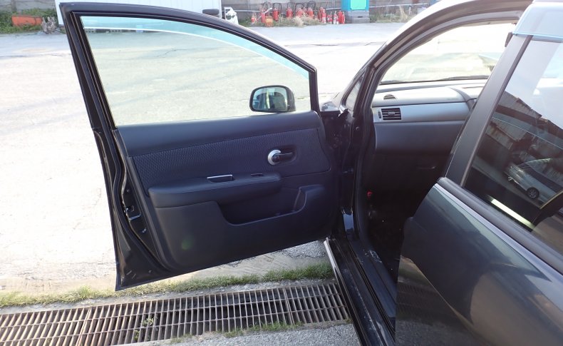NISSAN TIIDA 15M SV Plus 2011