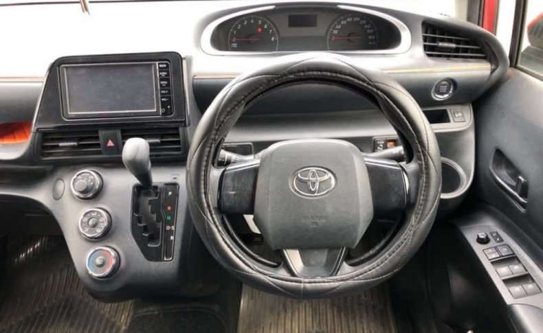 TOYOTA SIENTA X 2015