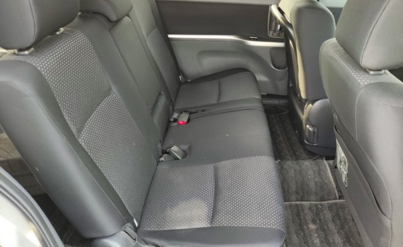 TOYOTA ISIS 4WD 2009