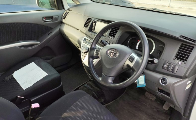 TOYOTA ISIS 4WD 2009