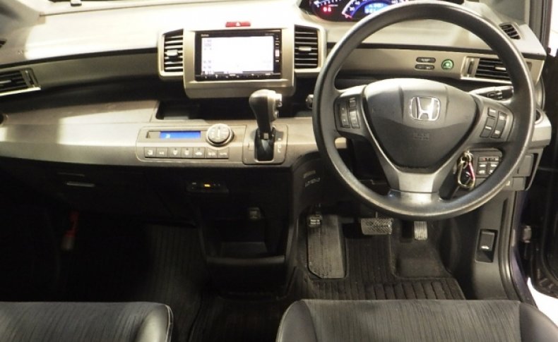 HONDA FREED SPIKE G Premium Edition 2015