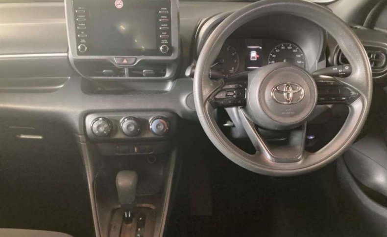 TOYOTA YARIS X 2020