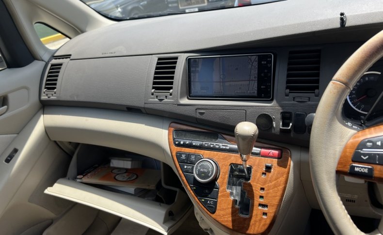 TOYOTA ISIS L_G Edition 2010