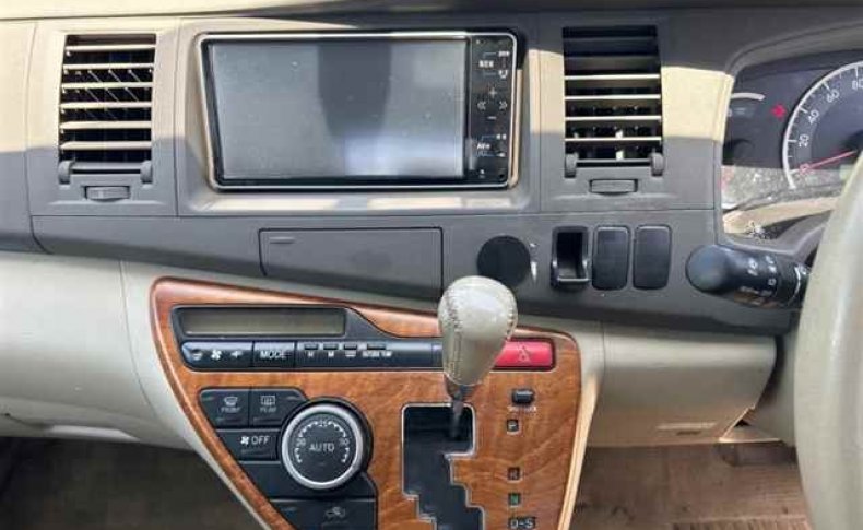 TOYOTA ISIS L_G Edition 2010