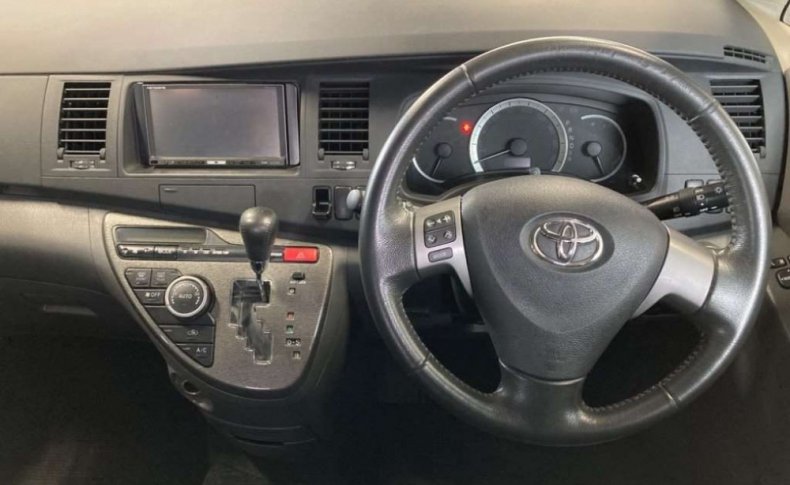 TOYOTA ISIS Platana Limited 2010