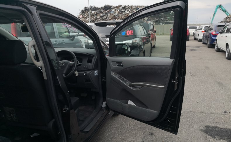 TOYOTA ISIS Platana Limited 2010