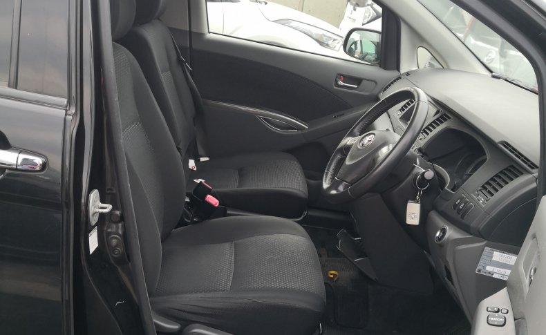 TOYOTA ISIS Platana Limited 2010