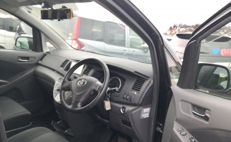 TOYOTA ISIS Platana Limited 2010