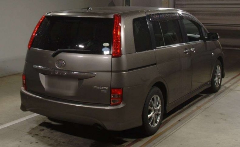 TOYOTA ISIS Platana Limited 2010