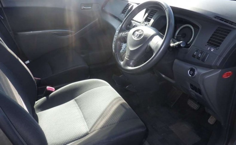 TOYOTA ISIS Platana Limited 2010